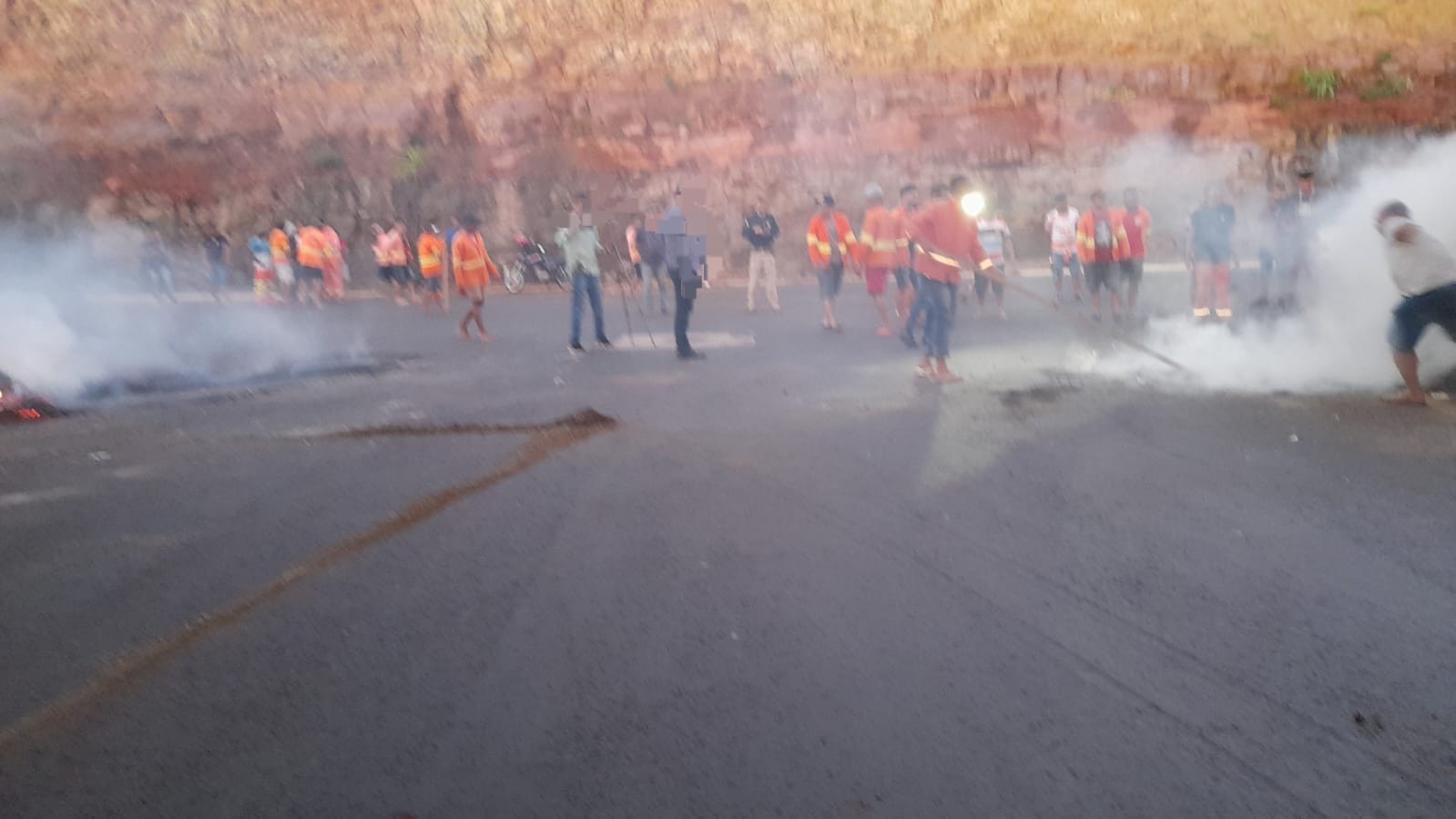 Os manifestantes bloquearam a via no quilômetro 230 sentido Apucarana e Maringá usando materiais de construção e fogo. | Foto: PRF