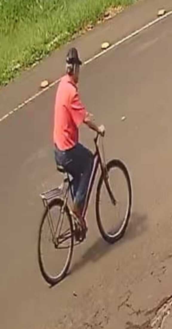 Em uma das imagens de câmeras de segurança, Nelson Cordeiro é visto passando de bicicleta, usando uma camiseta vermelha, na região de Paiçandu.