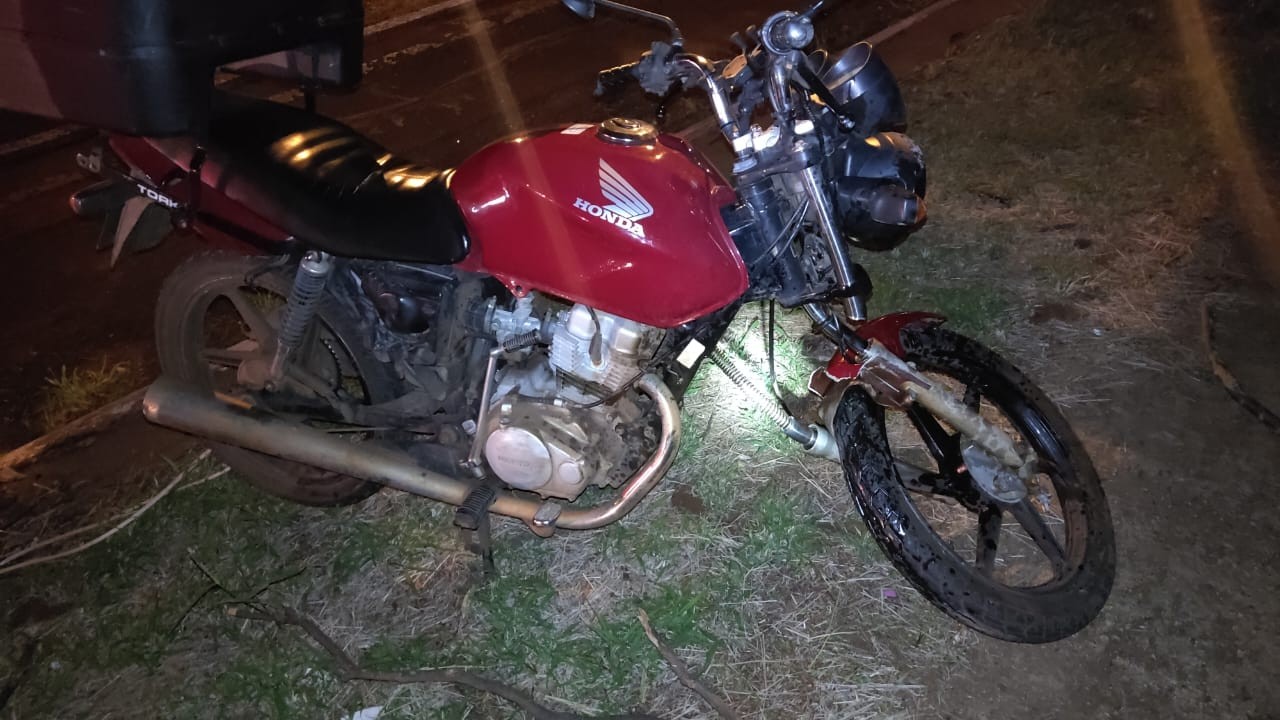 Foto: Redes Sociais/ Motocicleta que ficou destruída após o condutor atropelar uma capivara em Maringá