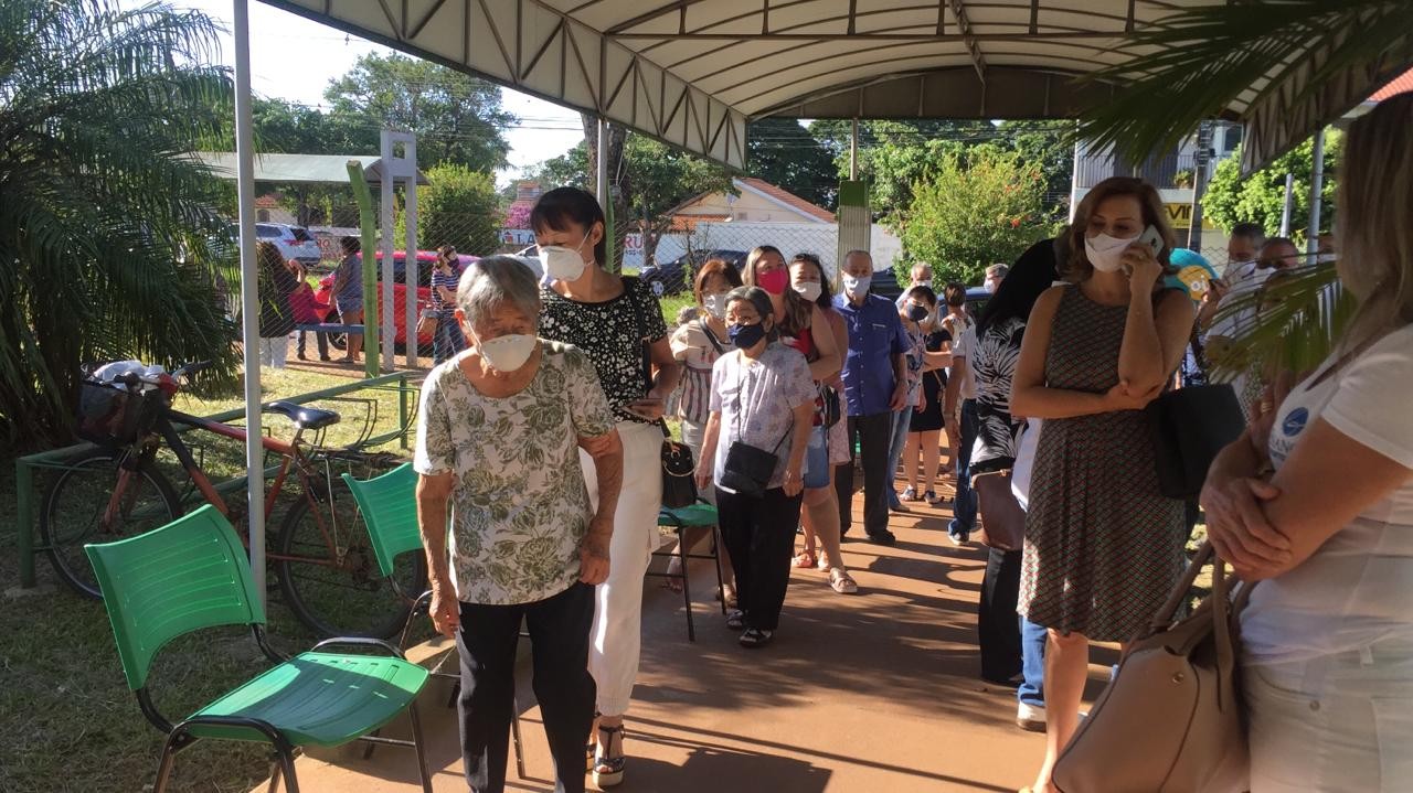 Na UBS Iguaçu idosos fazem fila para receber vacina (foto: Luciana Peña/CBN Maringá)