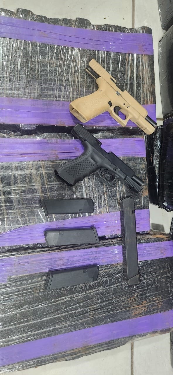 Além da maconha, duas pistolas e quatro carregadores foram apreendidos, em Nova Esperança | Foto: Polícia Rodoviária Federal (PRF)