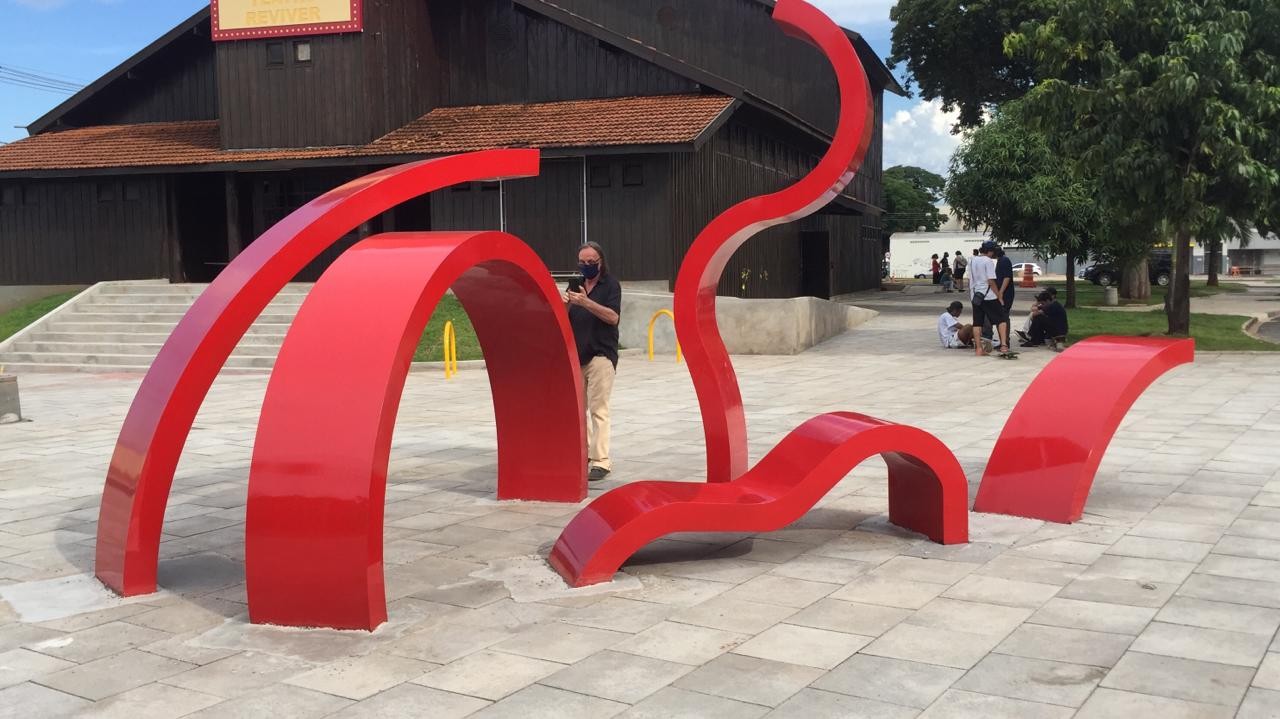 Monumento "Madeixas de Magó" criado pelo artista Paolo Ridolfi em homenagem a Maria Glória e instalado na Praça de Todos os Santos (foto: Luciana Peña/CBN Maringá)