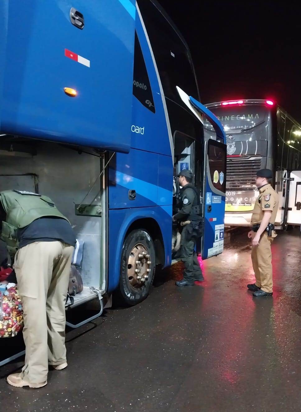 Ônibus sendo revistado pelos policiais em operação integrada (Foto: GMC Online)