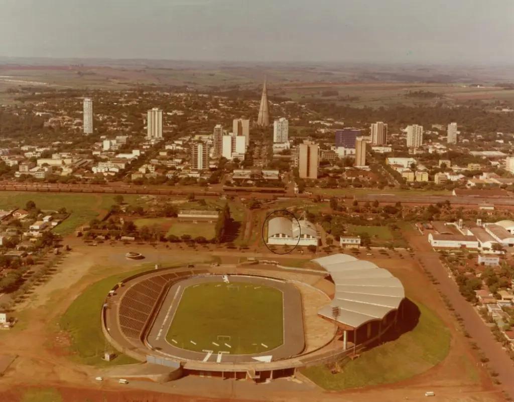 No círculo preto, o prédio que abriga o atual Mercadão; foto da década de 1980. Foto: Reprodução/Mercadão Municipal