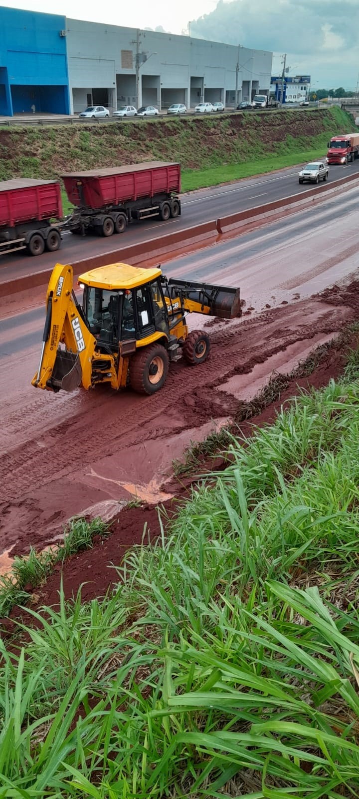 Após avaliação técnica, caso necessário, haverá interdição da rodovia no sentido a Sarandi. | Foto: Divulgação/Defesa Civil