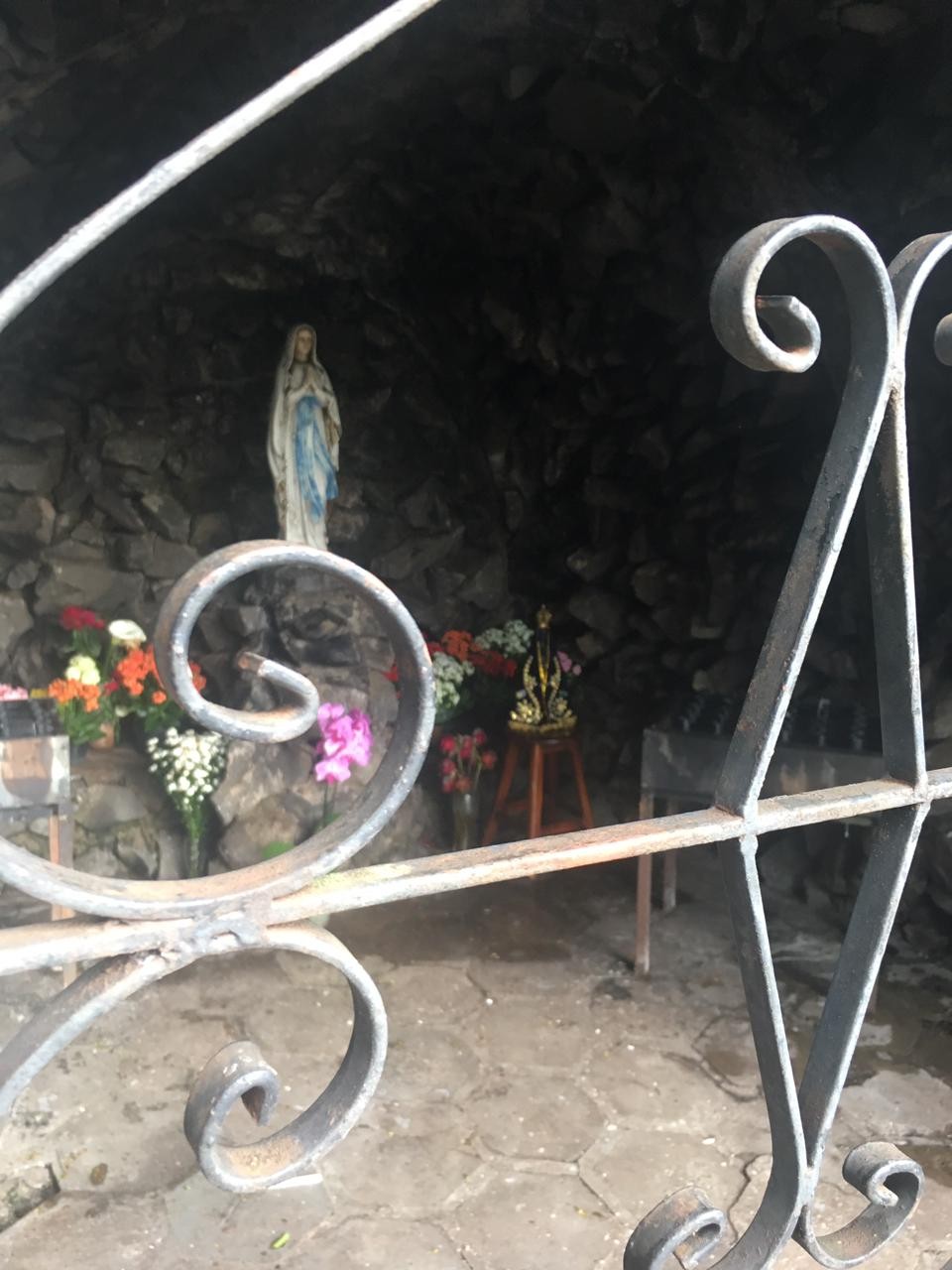 Imagem de Nossa Senhora Aparecida foi recuperada e colocada junto à Nossa Senhora da Glória na gruta que fica no terreno da igreja (Foto: Luciana Peña/CBN Maringá)