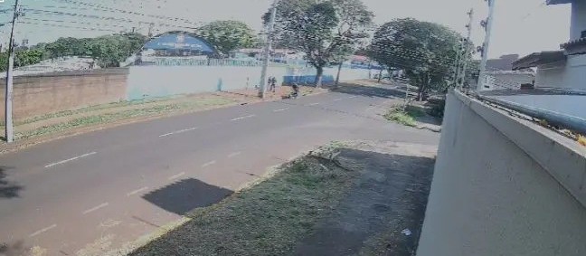 Câmera flagra assalto à mulher em plena luz do dia em Maringá; vídeo