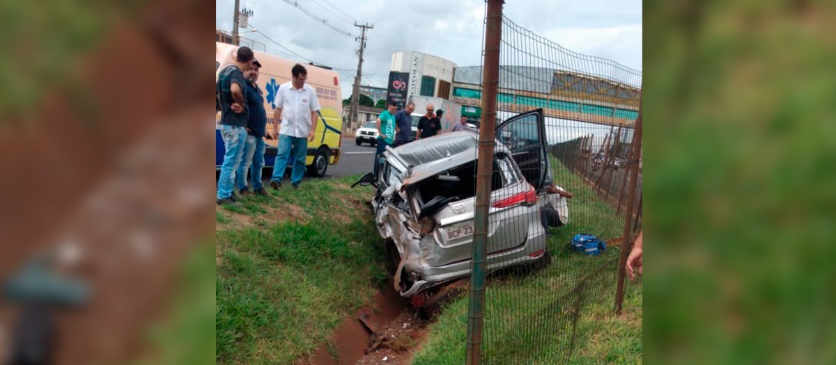 Motorista perde o controle e bate caminhonete na PR-317, em Maringá