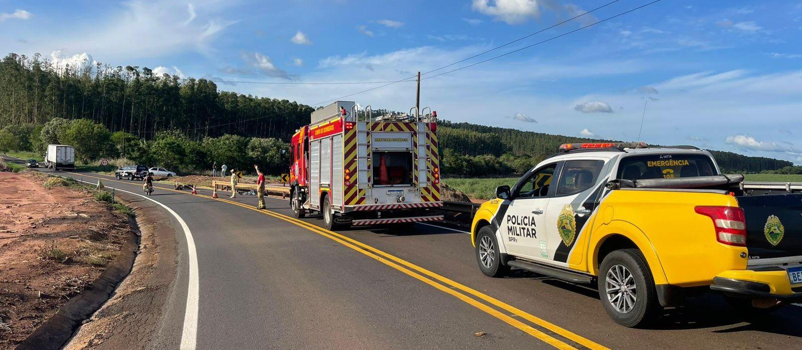 Motociclista morre ao bater moto em defensa metálica na PR-180