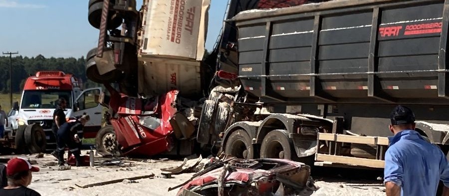 Dois caminhões se envolvem em acidente violento na região; um dos motoristas morreu 