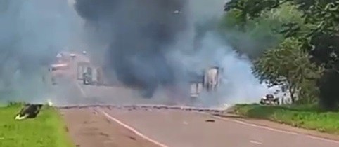 Caminhão carregado com fogos de artifício pega fogo; vídeo