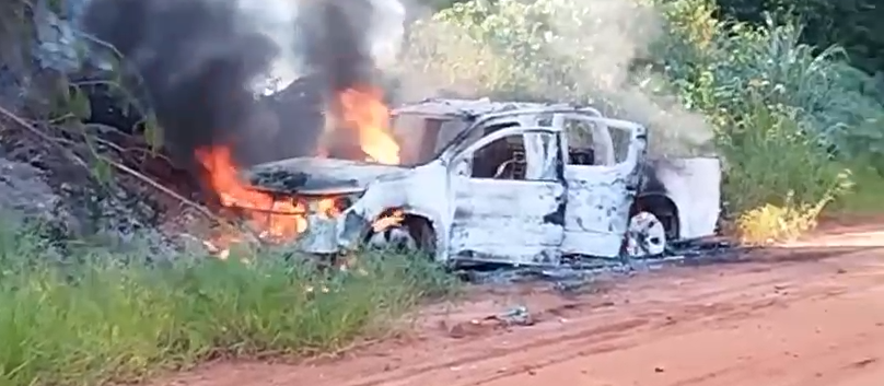 Bandidos roubam e abandonam família em mata e depois incendeiam veículo