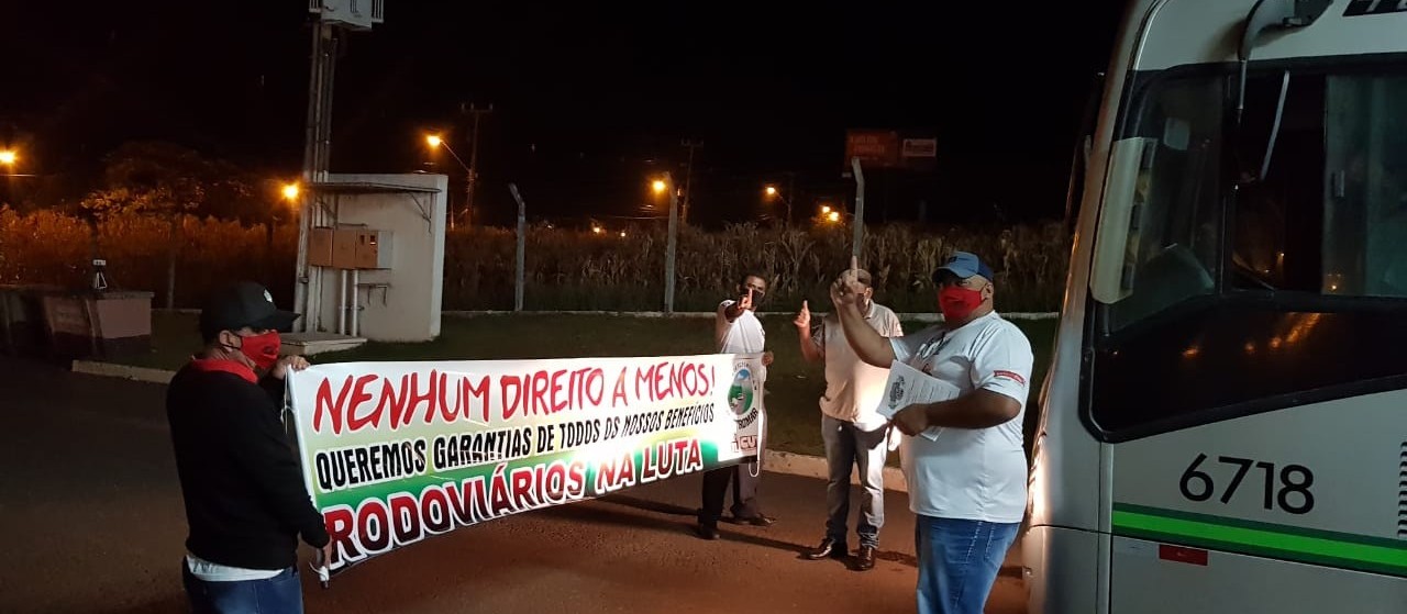 Manifestação de sindicalistas atrasa saída de ônibus da garagem da TCCC em Maringá