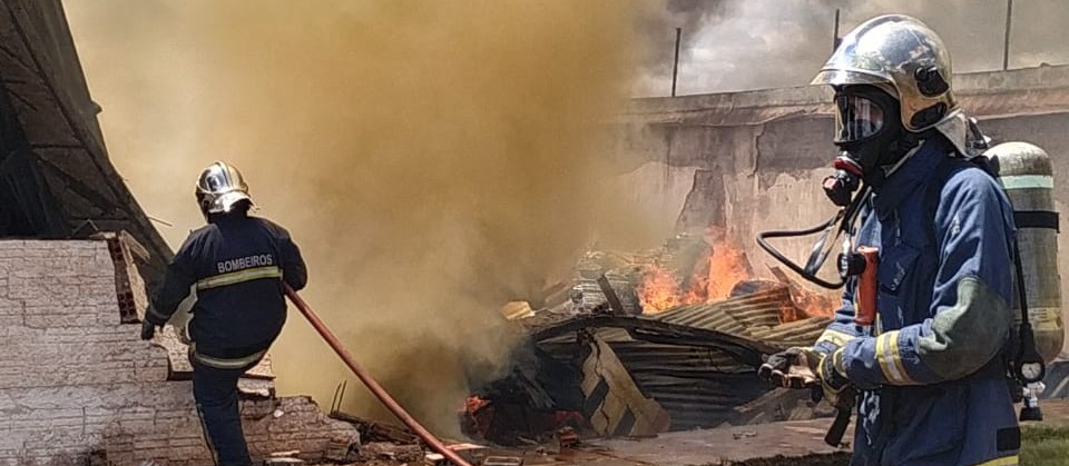 Bombeiros combatem incêndio em fábrica de cadeiras em Sarandi