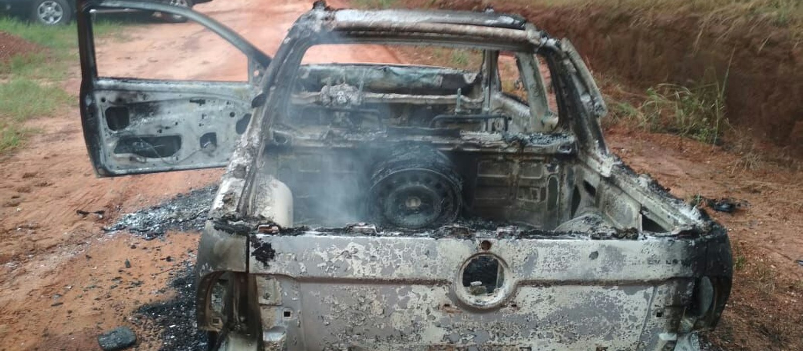 Caminhonete é encontrada incendiada em Altônia com dois corpos carbonizados