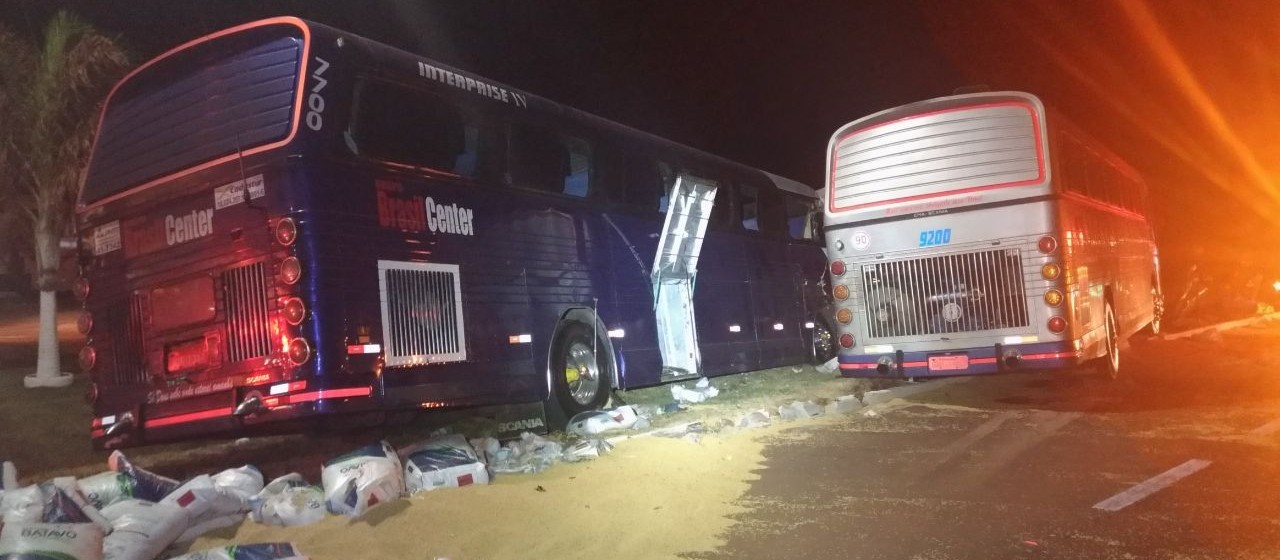 Sete pessoas ficam feridas em acidente entre caminhão e dois ônibus de turismo