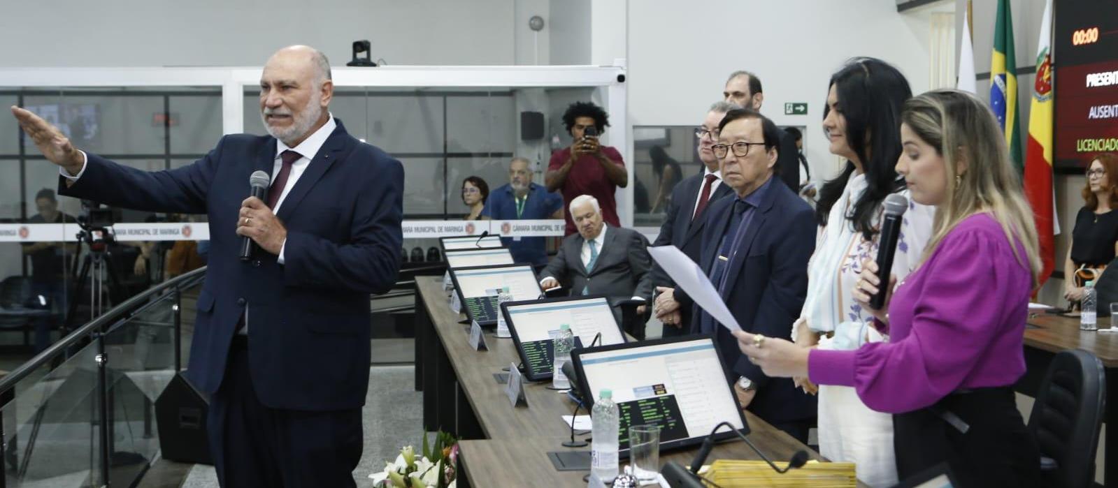 Professor Pacífico assume cadeira na Câmara Municipal de Maringá