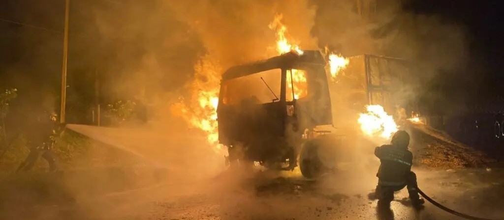 Caminhão carregado com carga de grãos pega fogo na BR-376