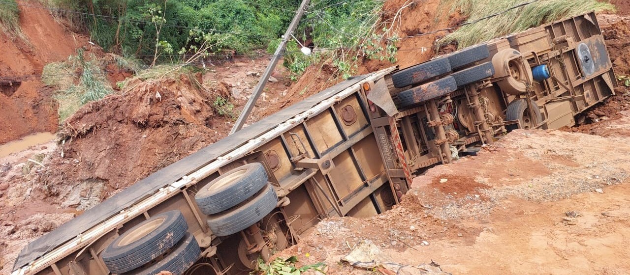 Erosão engole três veículos em Alto Paraná; seis famílias estão desalojadas