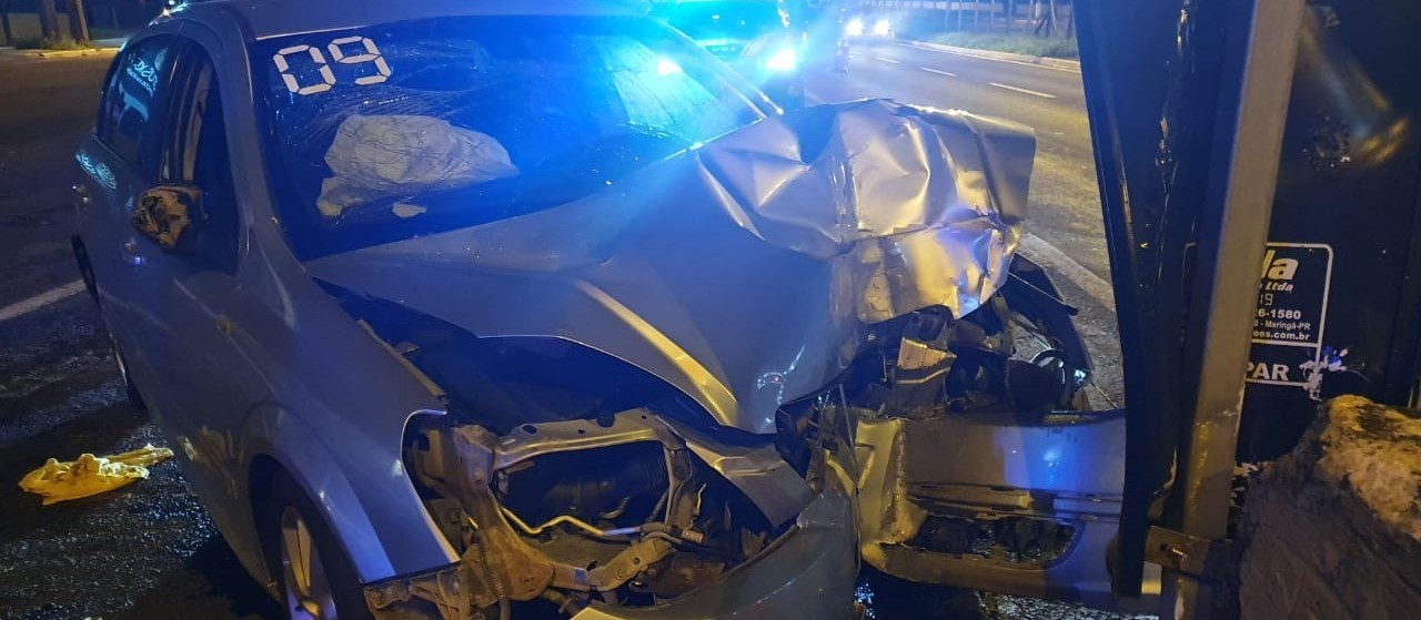 Motorista com CNH cassada até 2022 fica gravemente ferido em acidente na Av. Colombo