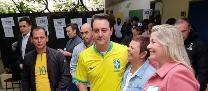 Governador Ratinho Júnior, candidato a reeleição, votou logo cedo em Curitiba