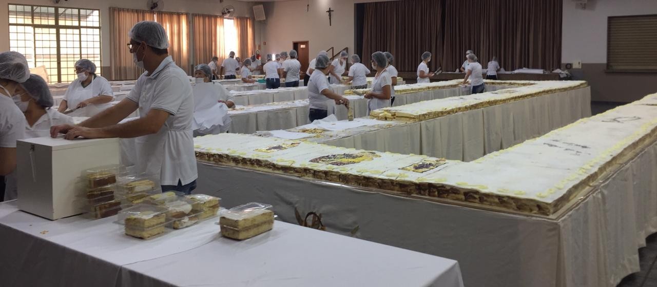 Fiéis fazem fila para garantir um pedaço do bolo de Santo Antônio