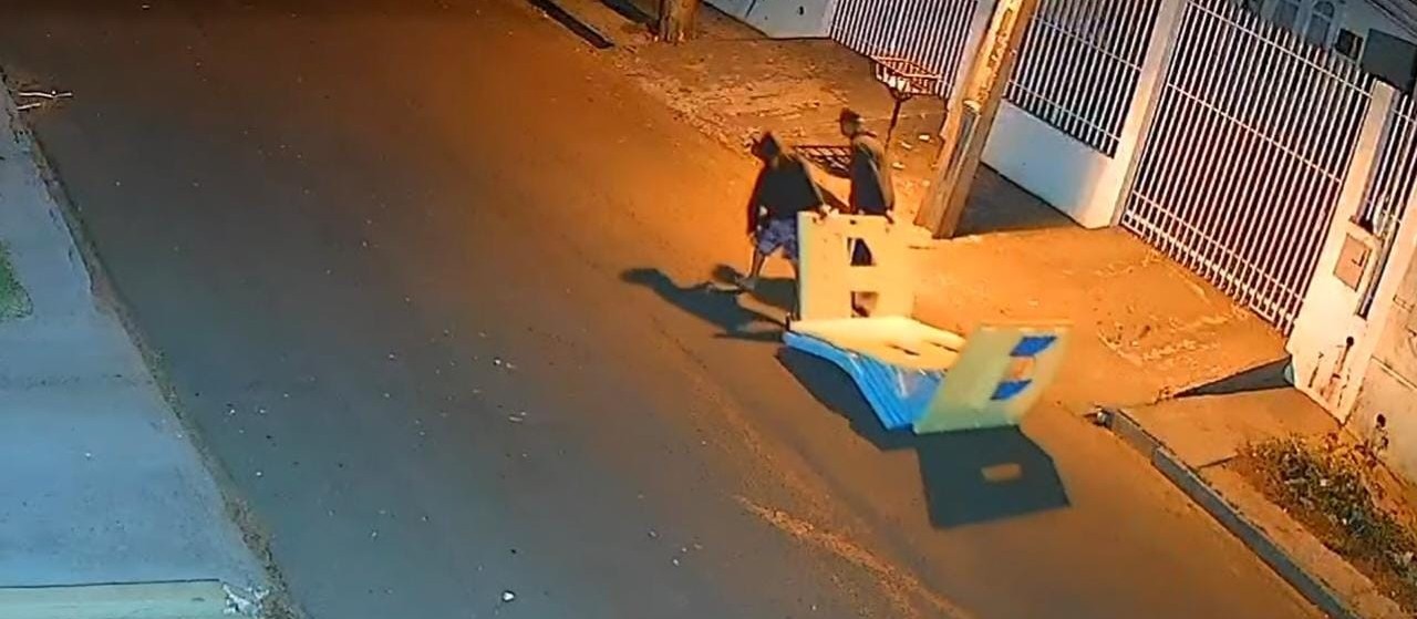 Câmera flagra ladrões furtando casinha de brinquedo em Maringá