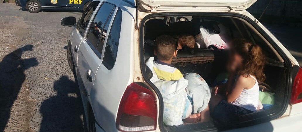 Família viajava com sete pessoas no carro e crianças no porta-malas