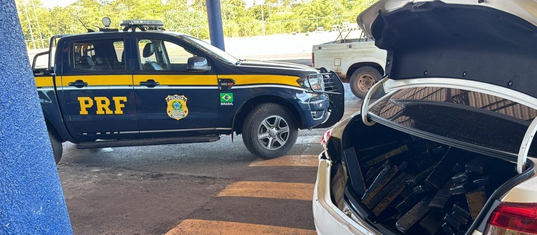 Após fuga, PRF apreende mais de 400 quilos de maconha em carro roubado