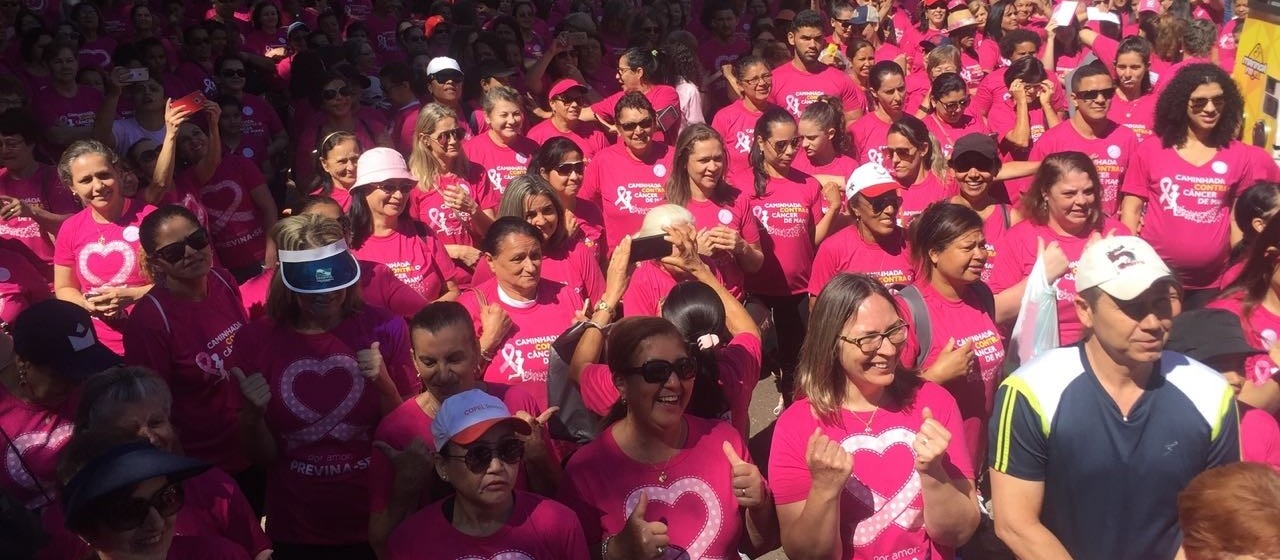 Vítimas de câncer de mama dão exemplo em caminhada contra doença
