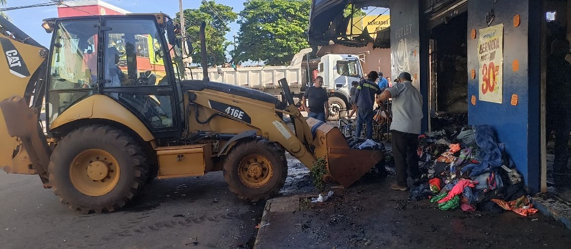 Em Paiçandu, loja de roupas fica completamente destruída após incêndio