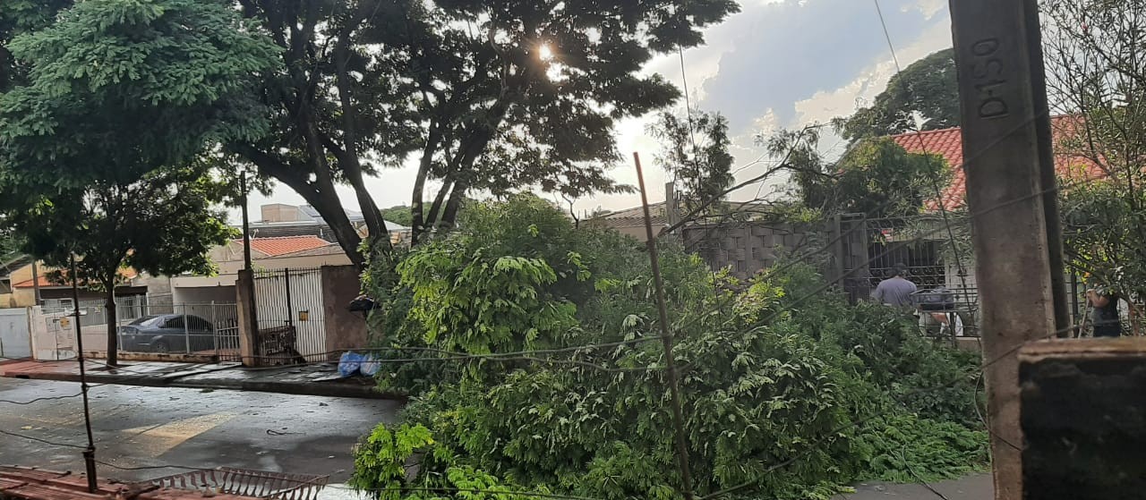 Mais de 2 mil imóveis ainda estão sem energia em Maringá