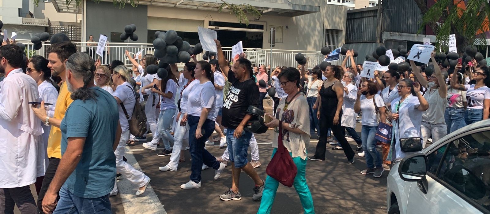 Profissionais de enfermagem protestam em Maringá pelo pagamento do piso salarial