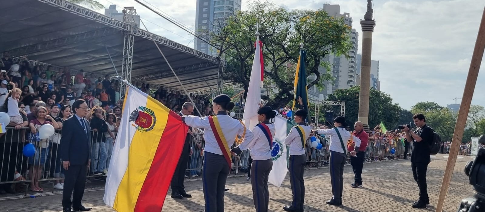 Desfile cívico militar marca aniversário da cidade