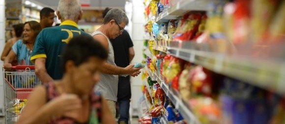 Município fiscaliza, mas não multa supermercados que abriram domingo