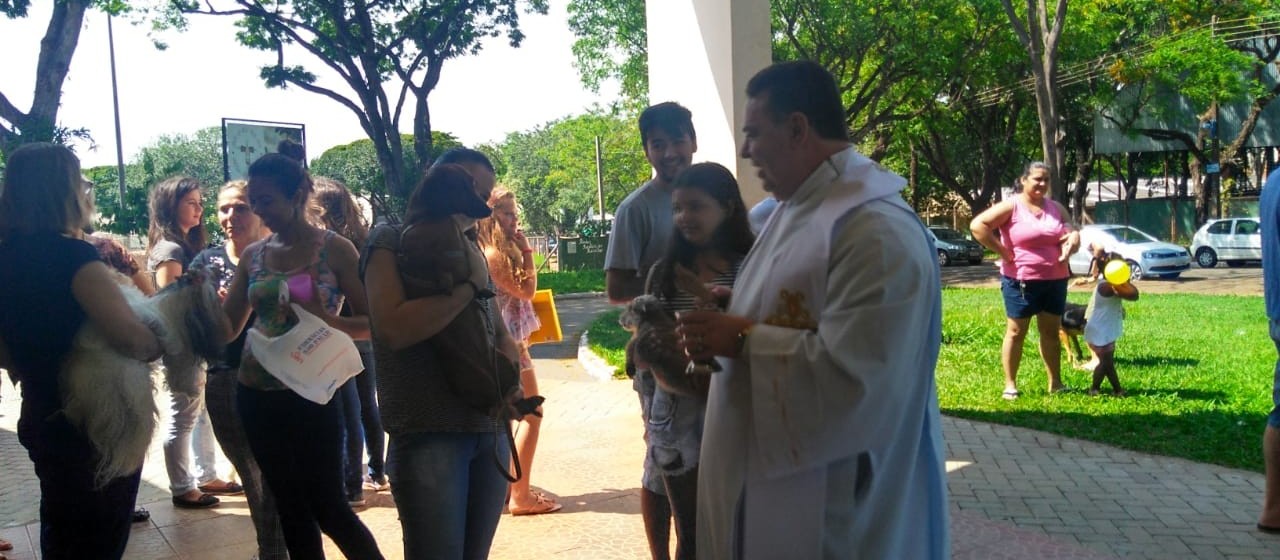 Animais recebem benção em Maringá em comemoração ao Dia de São Francisco de Assis