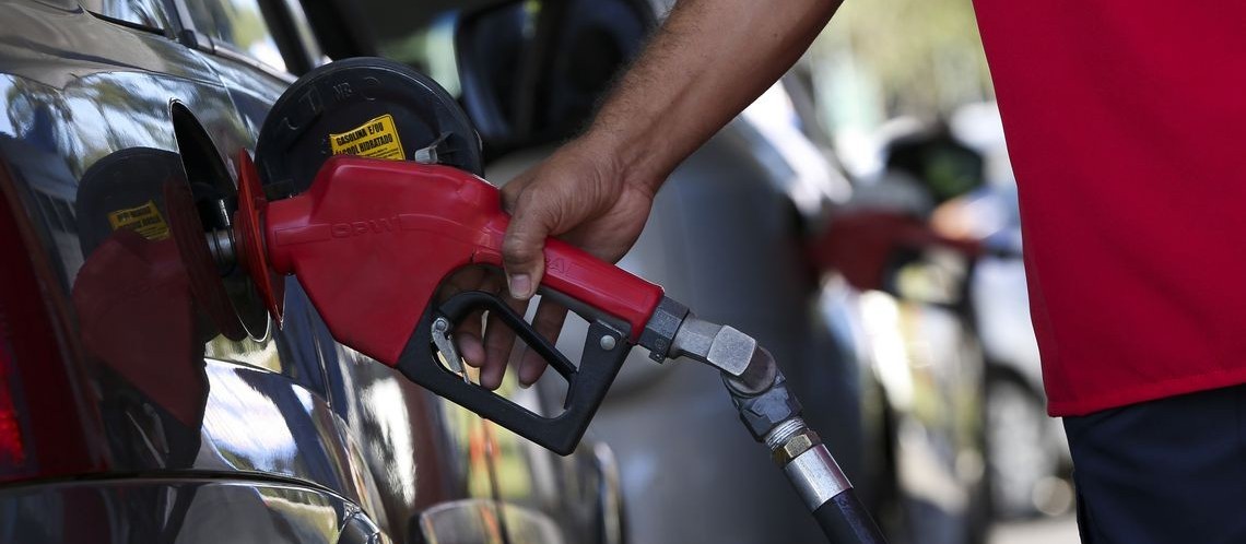 Procon descobre que distribuidora vendia o litro da gasolina 20 centavos mais caro em Maringá