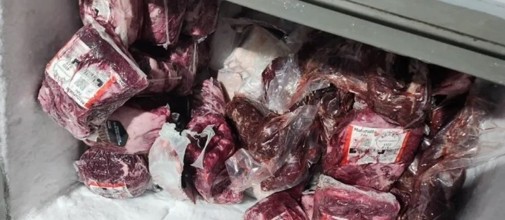 PF destrói quase duas toneladas de alimentos contrabandeados, em Foz do Iguaçu