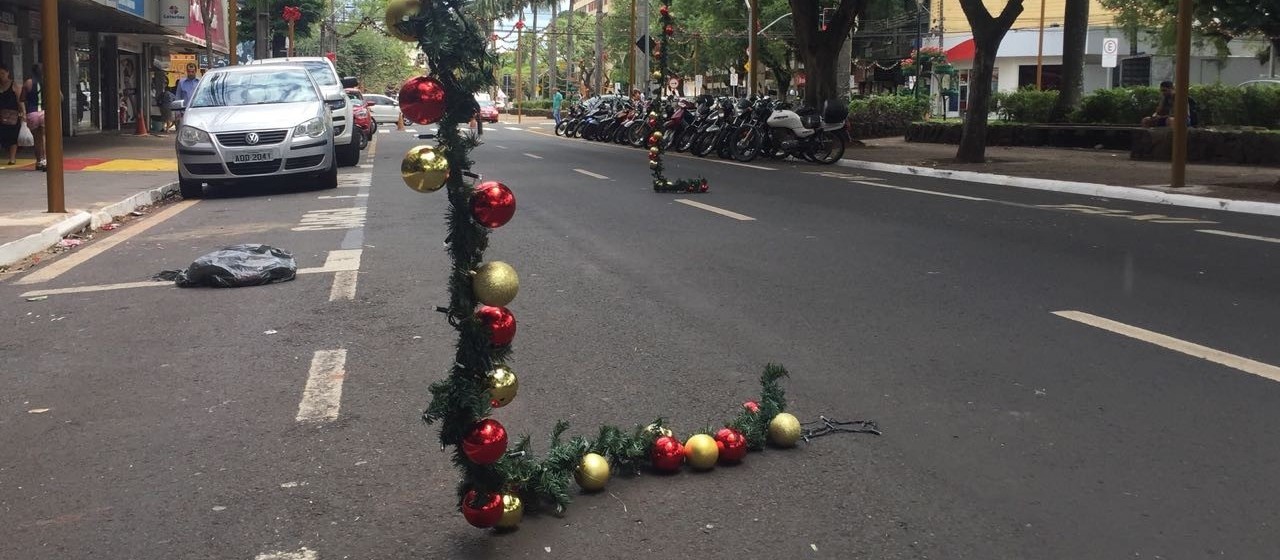 Prefeitura não tem como cobrar motorista que arrebentou festões de Natal