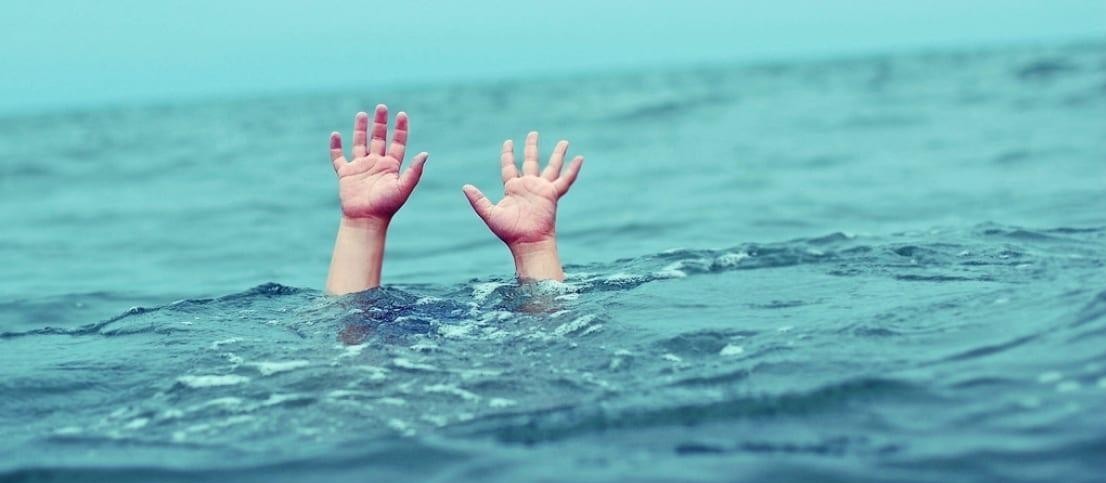 Menino de 4 anos é salvo pela irmã, de 7, após cair na piscina de casa