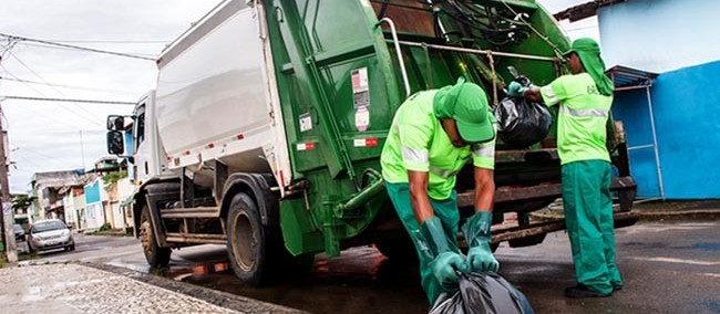 Coletores de lixo de Paiçandu voltam a pegar carona no caminhão durante trabalho