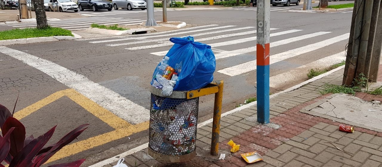 Lixeiras transbordam de lixo na área central de Maringá