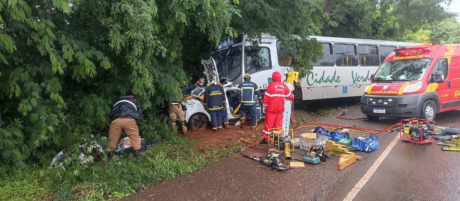 Carro invade pista e bate de frente ônibus em Doutor Camargo