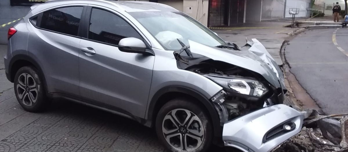Vídeo: carro bate em poste na rotatória da Praça Manoel Ribas