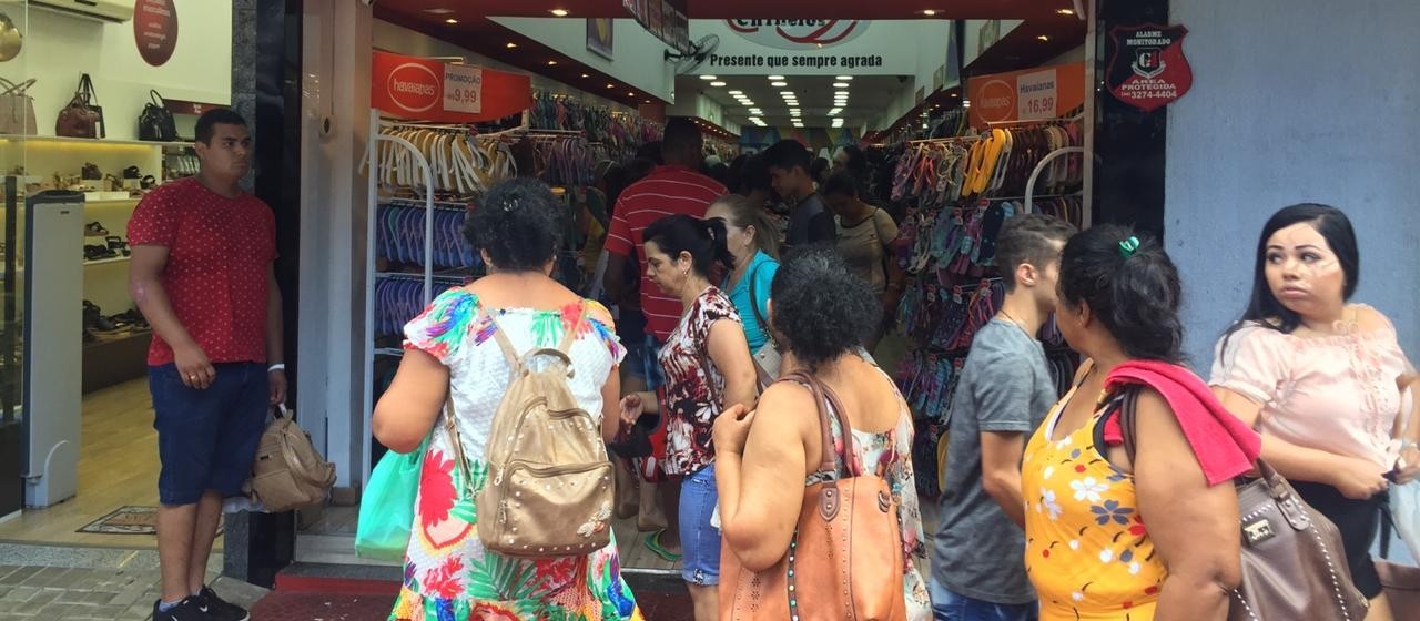 Troca de presentes lota as lojas do comércio de Maringá