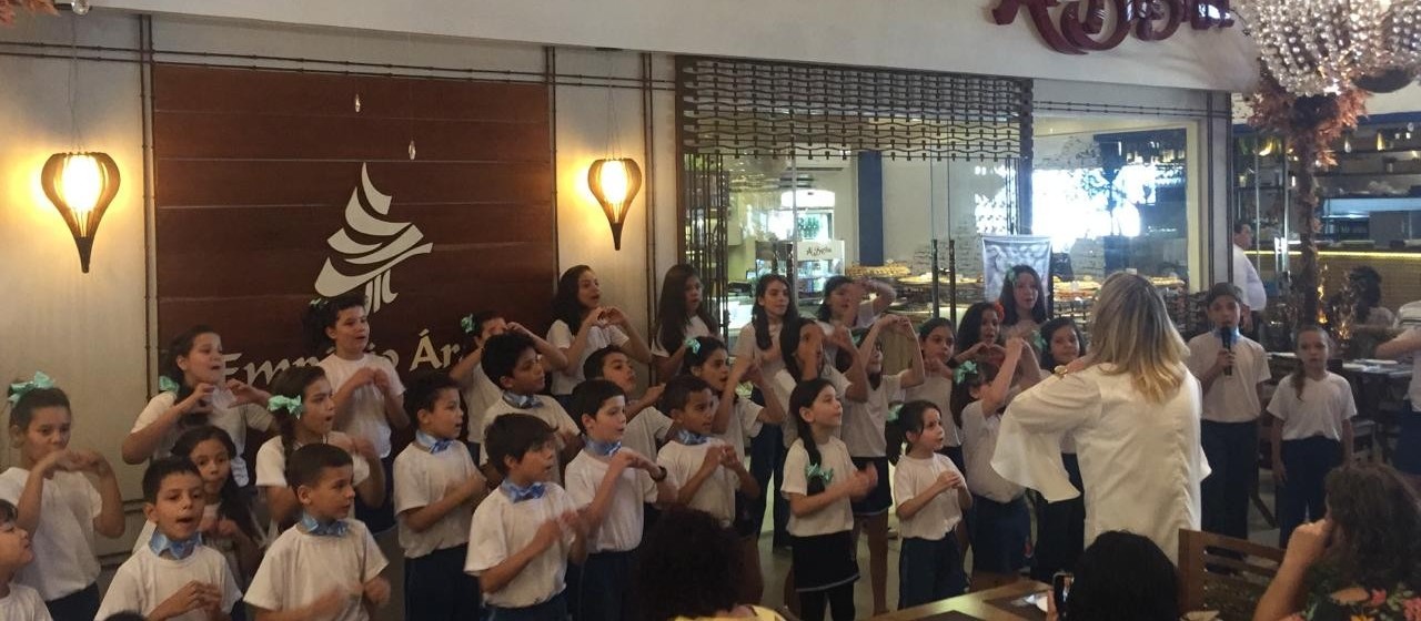 Crianças de escolas municipais de Maringá cantam em espaços públicos