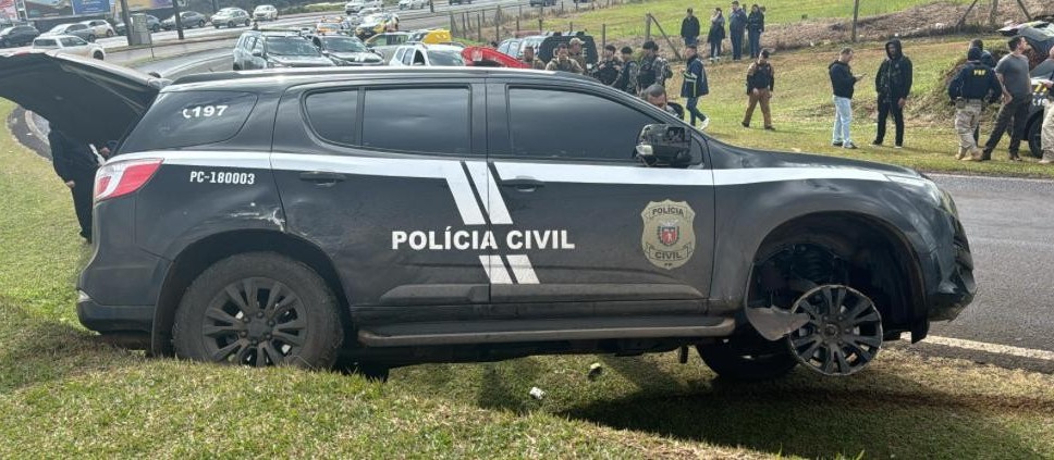 Policial civil é perseguido e preso conduzindo viatura falsa carregada de drogas