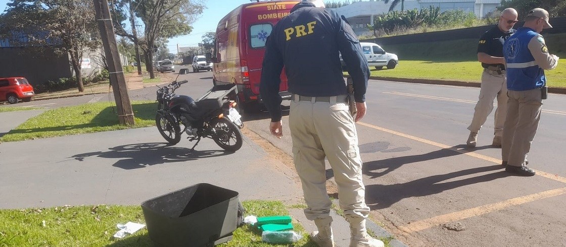 Motociclista se acidenta em frente a PRF com baú cheio de maconha