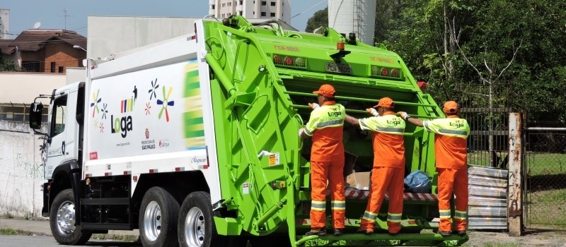 Ministério do Trabalho proíbe que coletores de lixo peguem ‘carona’ em caminhão