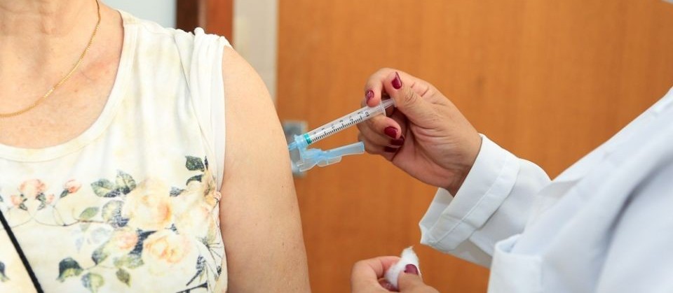 Maringá vai aplicar a 4ª dose da vacina contra a Covid-19 em pessoas imunocomprometidas